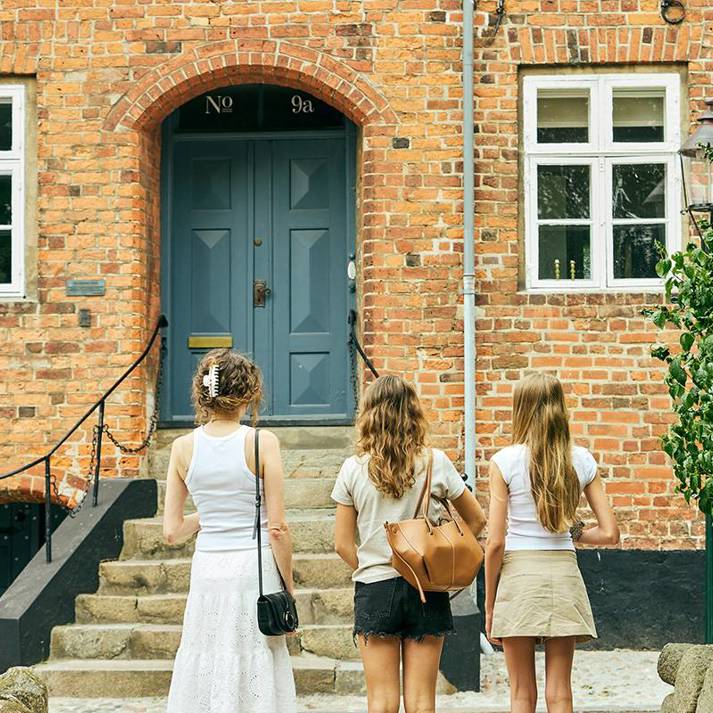 Familie betragter gammelt hus i Viborgs gader