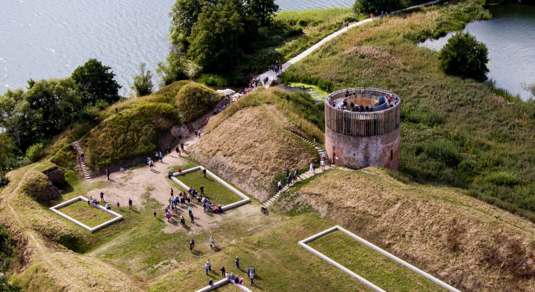 Besøgende nyder en sommerdag ved ruinerne af Hald slot med udsigt til Hald Sø nær Viborg. Foto: Morten Dueholm