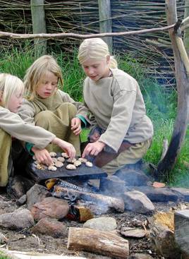 En dag i jernalderen på Hvolris - børn bager kiks