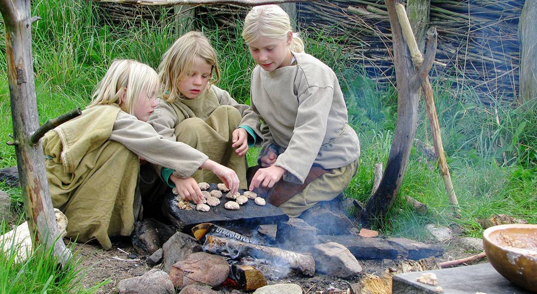 En dag i jernalderen på Hvolris - børn bager kiks