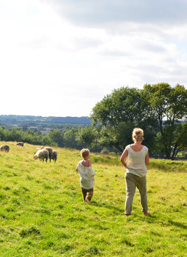 Mennesker der går over marken på Hvolris Jernalder