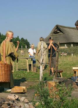 børn der arbejder i jernalderlandsbyen på lejrskoleophold - hvolris jernalder
