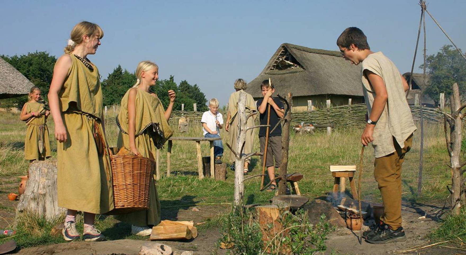 børn der arbejder i jernalderlandsbyen på lejrskoleophold - hvolris jernalder