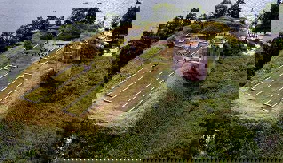 Hald Slot set fra drone med fundamenterne fra Niels Bugges Borg.