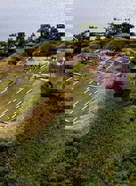 Hald Slot set fra drone med fundamenterne fra Niels Bugges Borg.