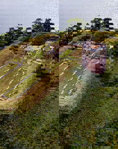 Hald Slot set fra drone med fundamenterne fra Niels Bugges Borg.