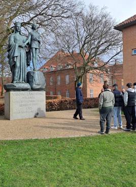 Skolegruppe på Rigets by i Midten foran kongehyldningsmonumentet